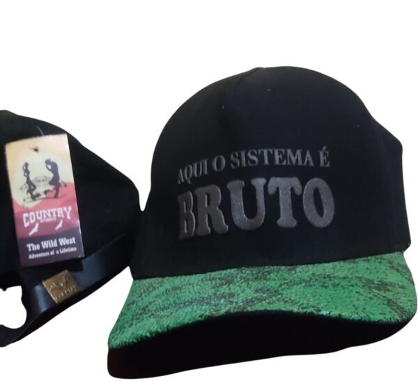 Boné agrocowntry : Aqui o sistema é bruto. Couro de cobra sintético.