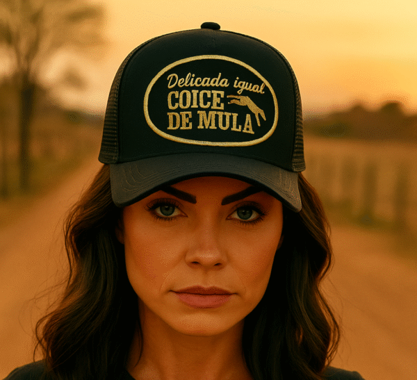 Morena delicada usando Boné trucker igual coice de mula