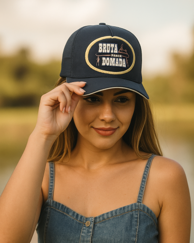 Boné modelo usando boné Bruta porem domada Bone-modelo-usando-bone-Bruta-porem-domada